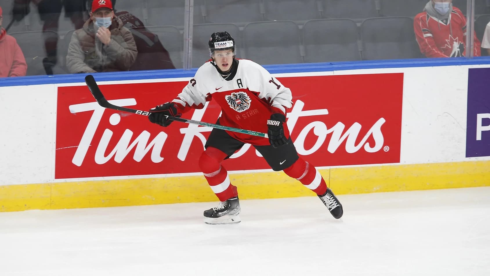 Leon Wallner und seine Teamkollegen starten ins WM-Abenteuer - Copyright: puckfans.at/Werner Krainbucher