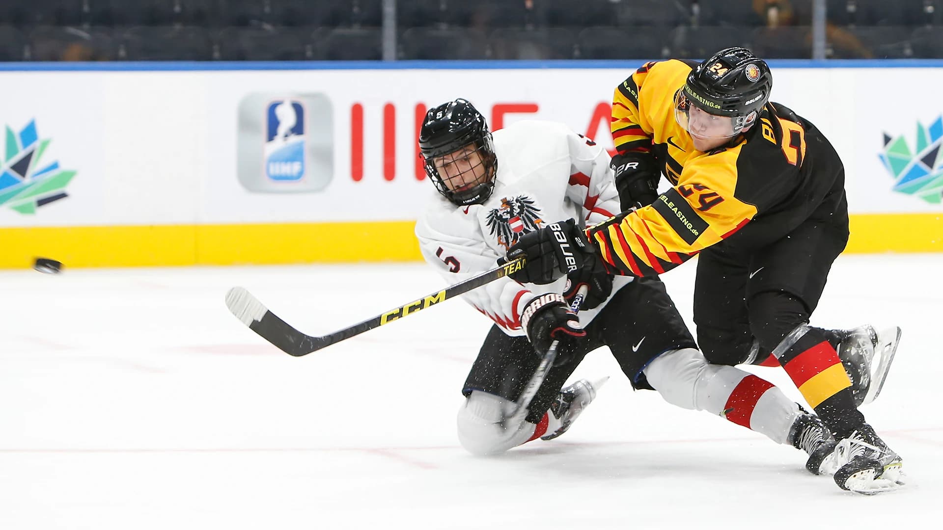 David Reinbacher und seine Teamkollegen kämpften leidenschaftlich gegen Deutschland - Copyright: puckfans.at/Werner Krainbucher