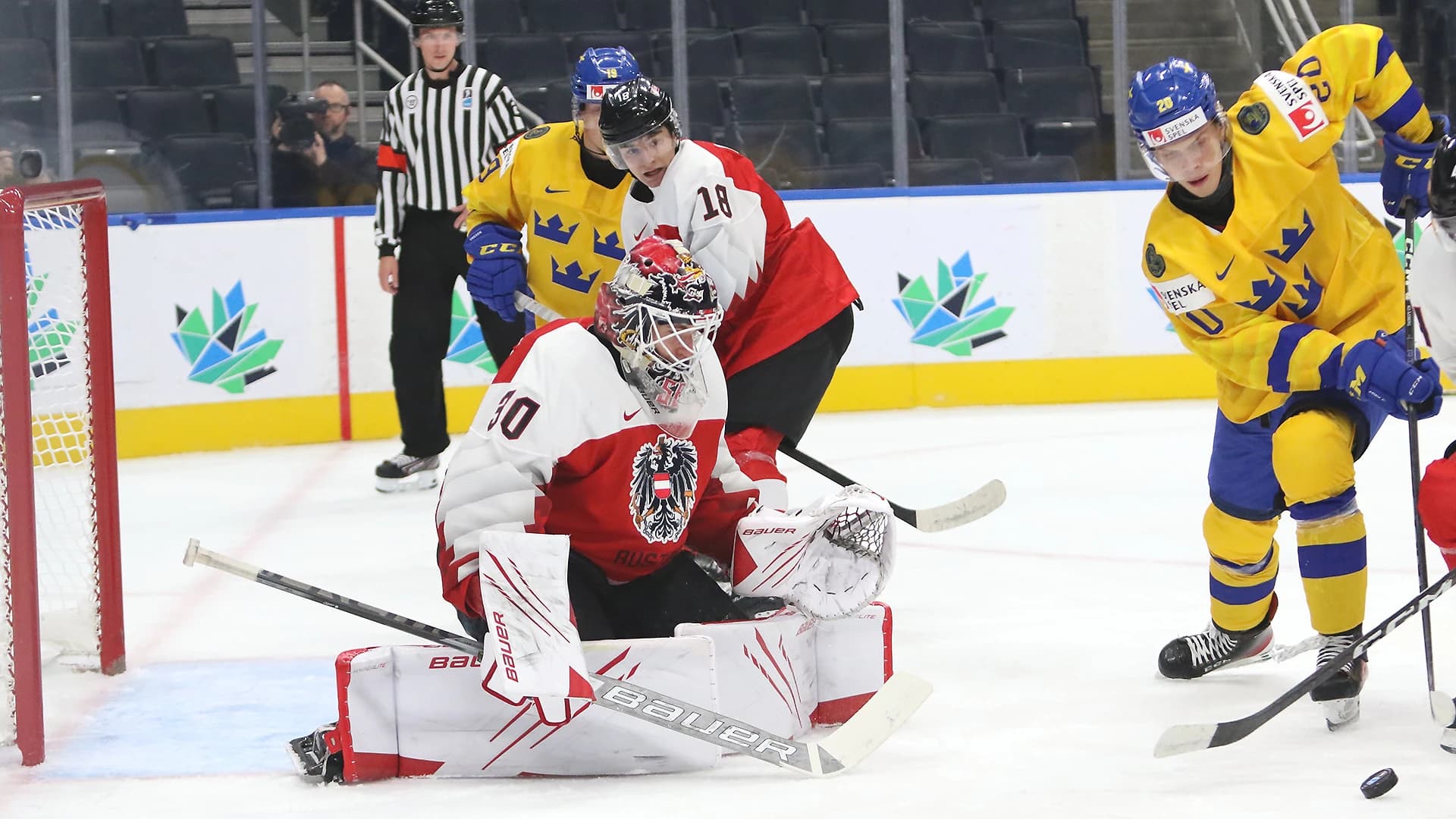 Österreichs Goalie Sebastian Wraneschitz zeigte gegen Schweden eine famose Leistung - Copyright: puckfans.at/Andreas Robanser