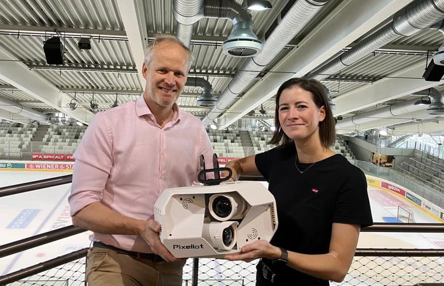 ÖEHV-Geschäftsführer Bernhard Friedrich mit Magdalena Schwartz, Morawa Digital - Copyright: ÖEHV