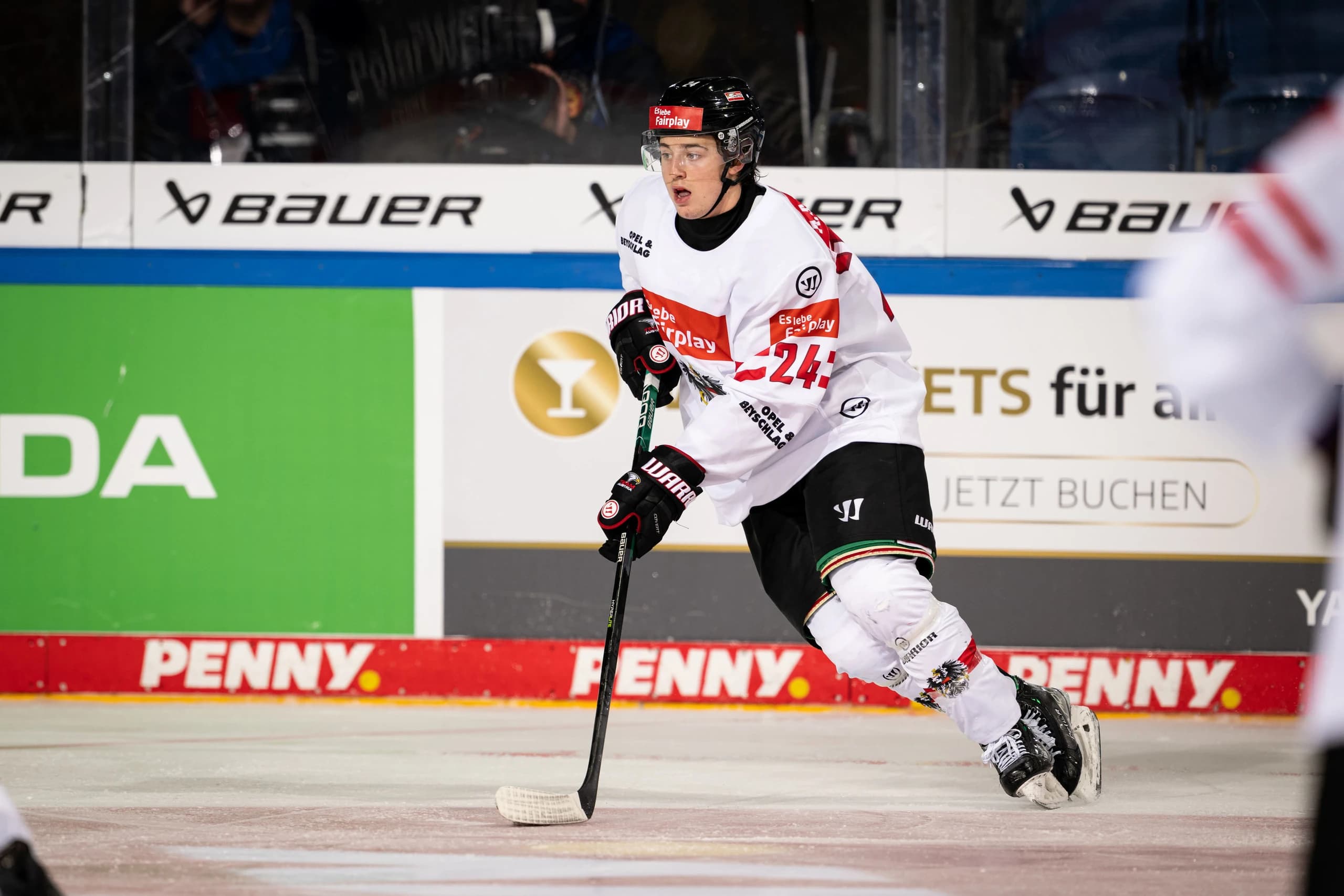 Marco Kasper unterstreicht den Teamspirit und die Vorfreude auf das Duell mit Deutschland - Copyright: DEB/City Press GmbH