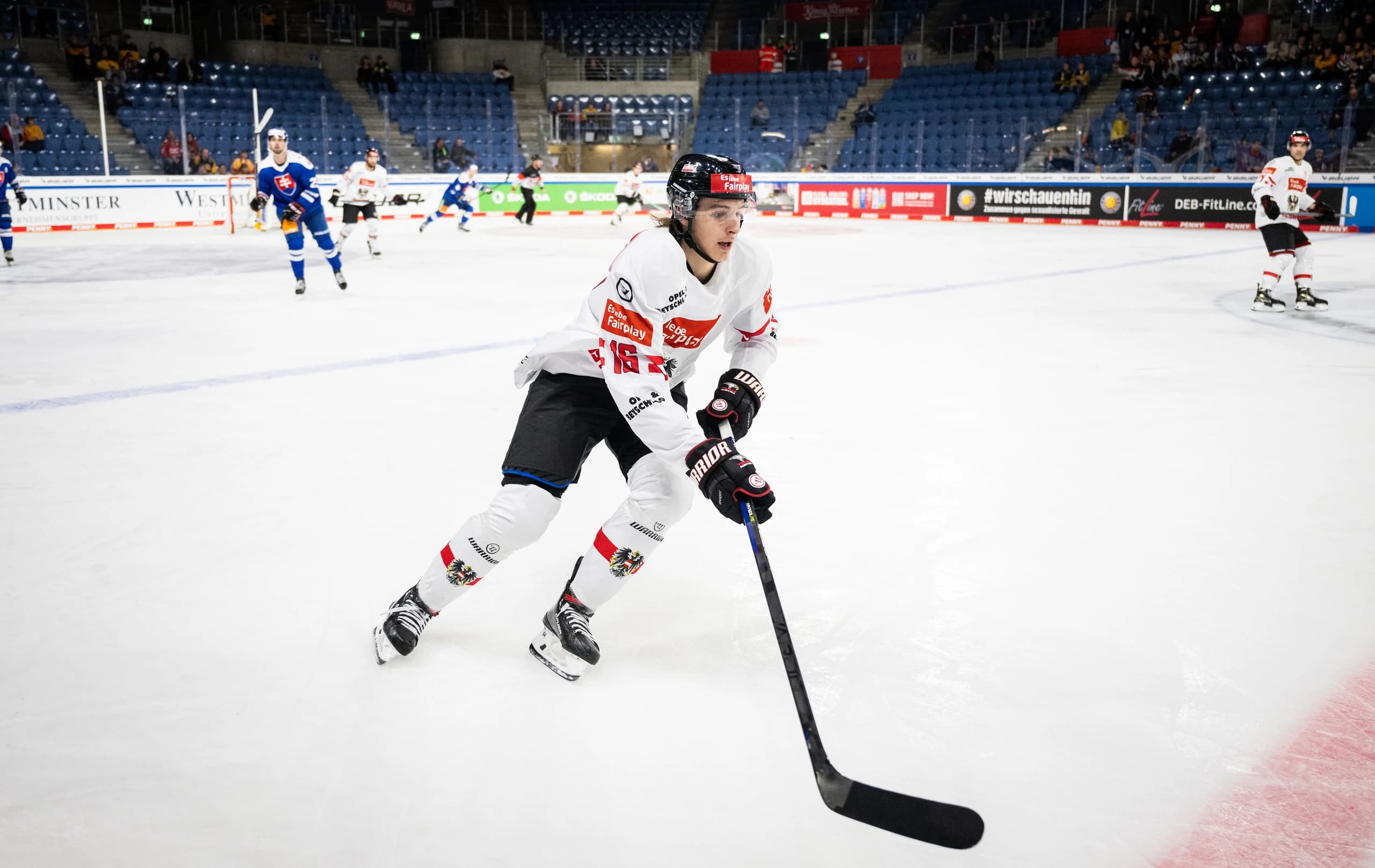 David Reinbacher stand bereits bei der U20 WM 2022 vor einem Jahr, sowie der Neuausrichtung vergangenen August in Kanada am Eis und gab im November sein Debüt im A-Nationalteam - Copyright: DEB/City Press