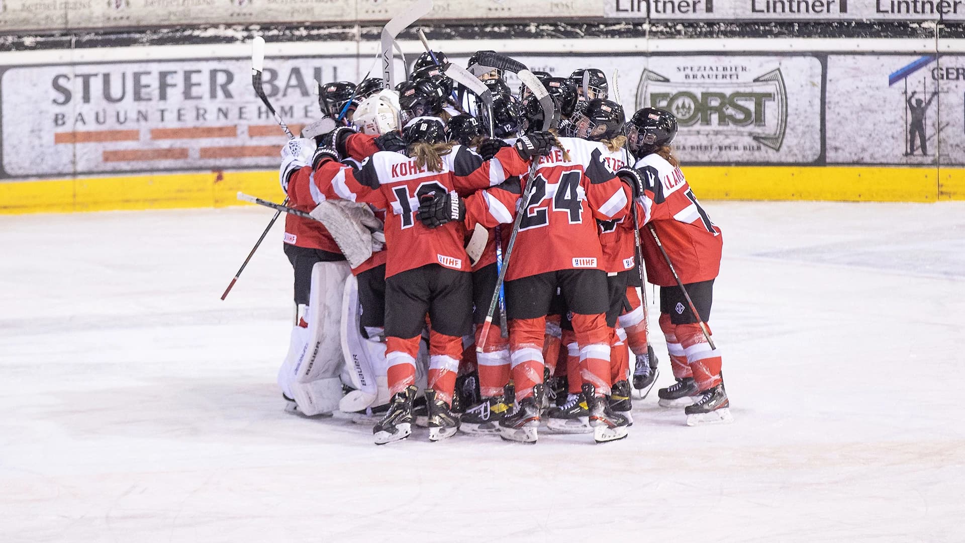 Österreichs U18 Damen jubeln über den ersten Sieg bei der WM - Copyright: Nicolas Zangerle