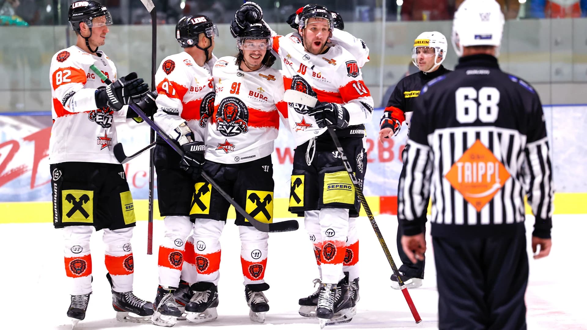 Oliver Setzinger (M.) ist einer der ÖEL-Stars, die im Viertelfinale den Unterschied machen können - Copyright: EV Zeltweg Murtal Lions/Christian Mayerl