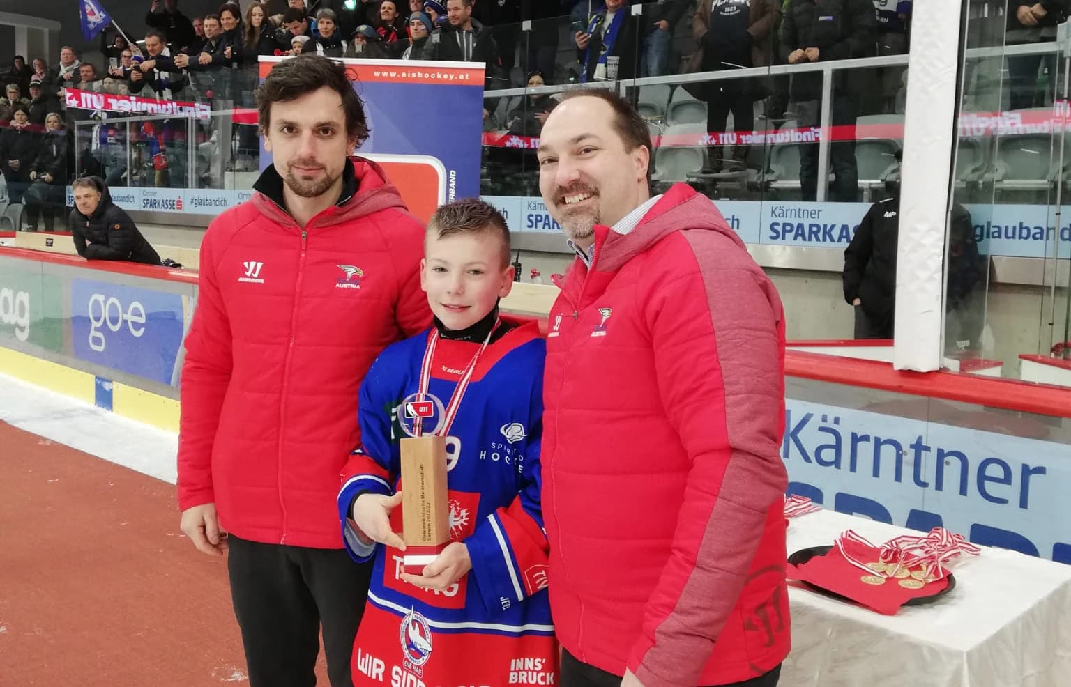 Florian Mühlstein, Ausbildungs- und Entwicklungsleiter Nachwuchs ÖEHV, überreichte gemeinsam mit Markus Schaffer, ÖEHC Spielbetriebsleiter, Pokal und Medaillen für die Sieger