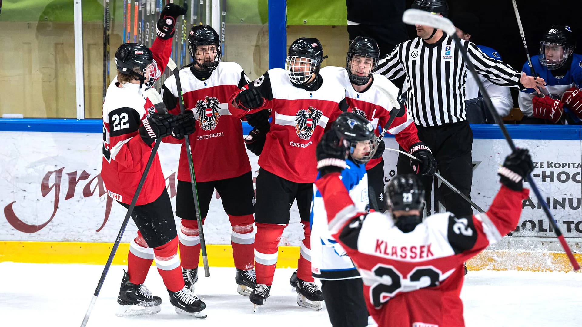 Österreich jubelt über eins der sieben Tore gegen Estland - Copyright: IIHF/Domen Jančič