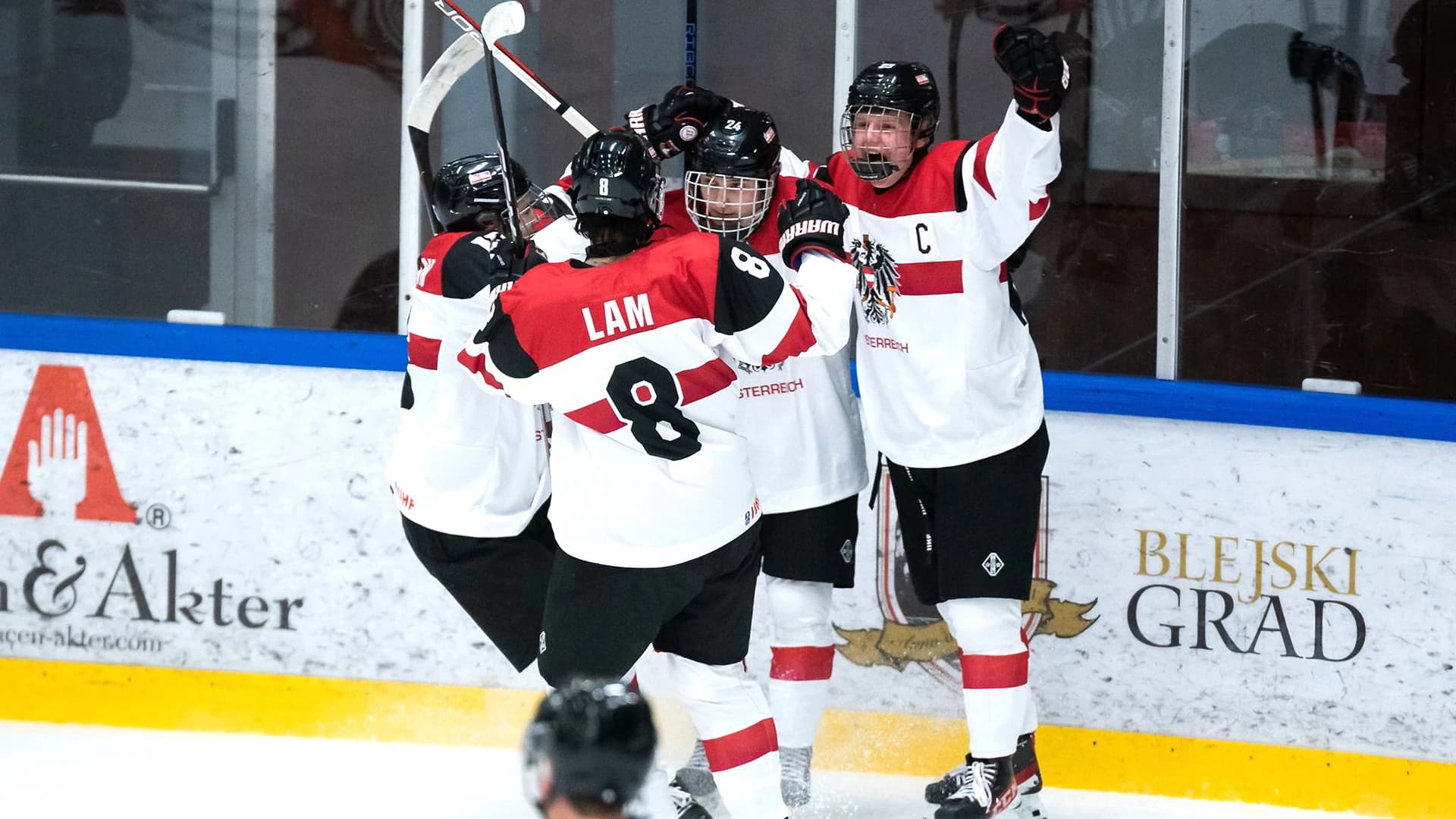Österreichs Cracks jubeln über einen großen Sieg gegen Slowenien - Copyright: IIHF/Domen Jančič