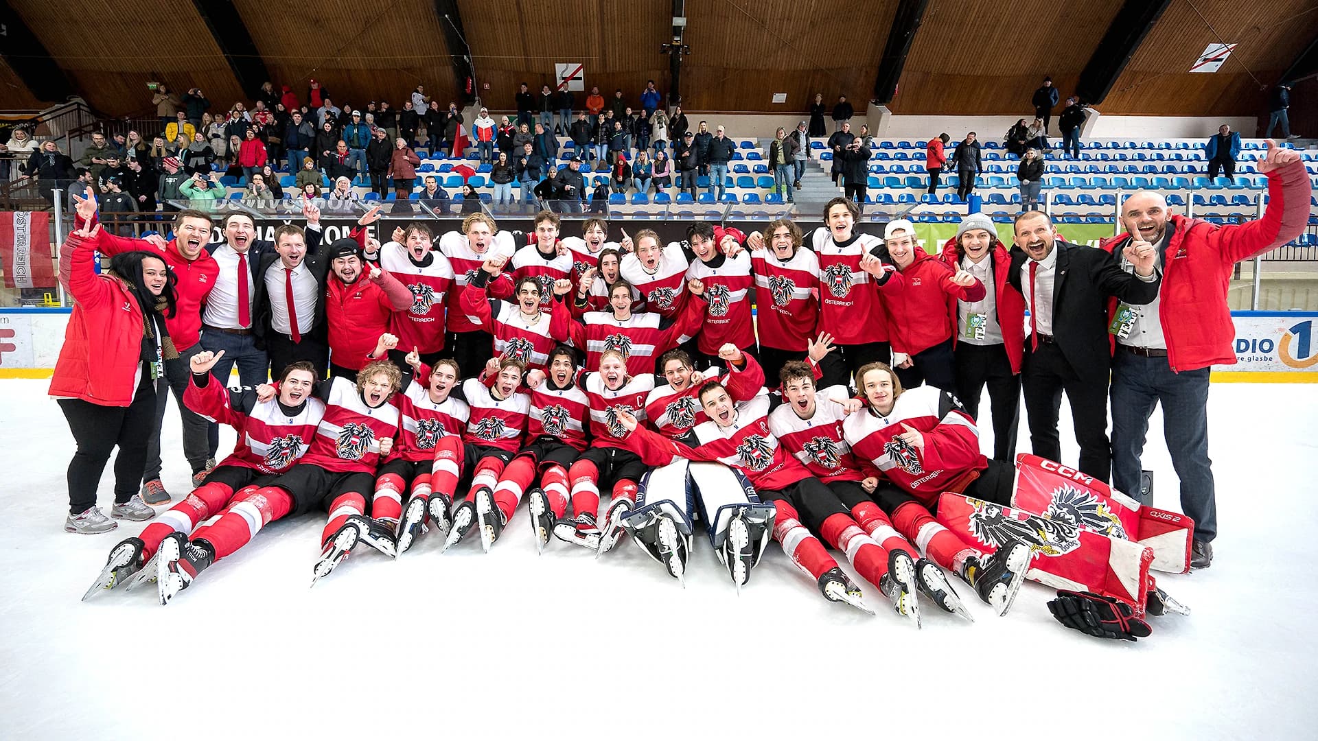 Österreichs WM-Delegation jubelt über den Aufstieg bei der U18-WM in Bled. Foto: IIHF/Domen Jančič