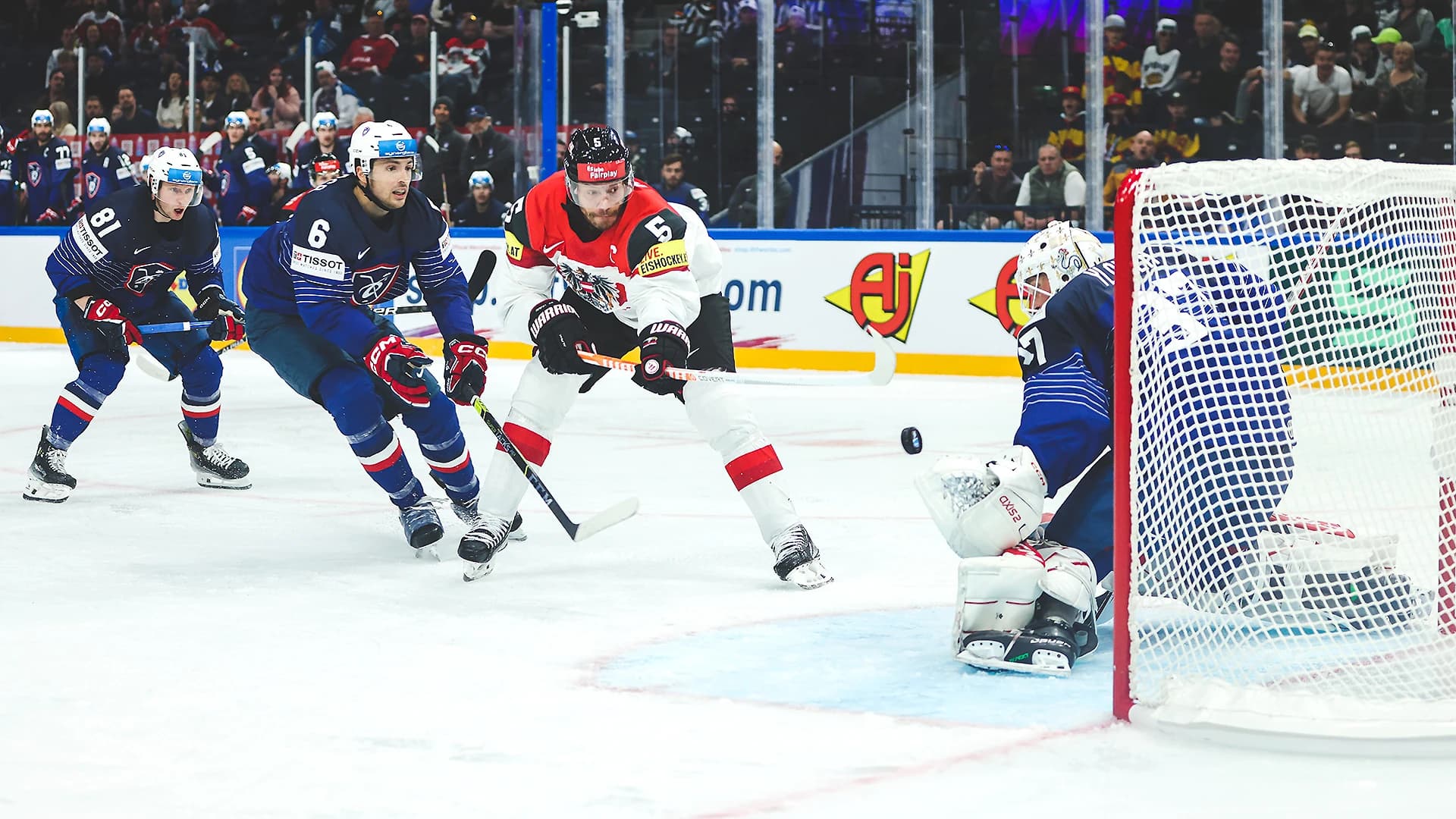 Thomas Raffl hebt den Puck zum Ausgleich unter die Querlatte - Copyright: GEPA pictures/Daniel Götzhaber