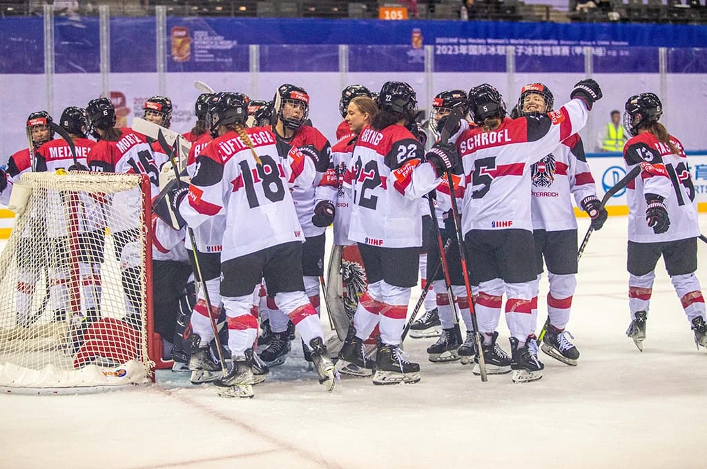 Österreichs Dameneishockey Nationalteam kann nach der WM Division IA in der Weltrangliste einen Platz gut machen und liegt nun auf Position 13 - Copyright: Wolfgang Handler