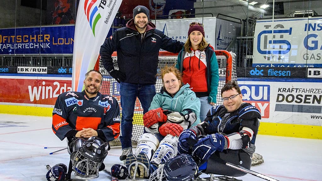 Auf dem Foto: Spieler der Österr. Para Nat. Team, in der Mitte Yvonne, hinten Bewegungs- und Informations-Coach Vanessa Zehrfeld für das Bundesland Tirol und Libor Fischer, Team Manager des Para Team Austria