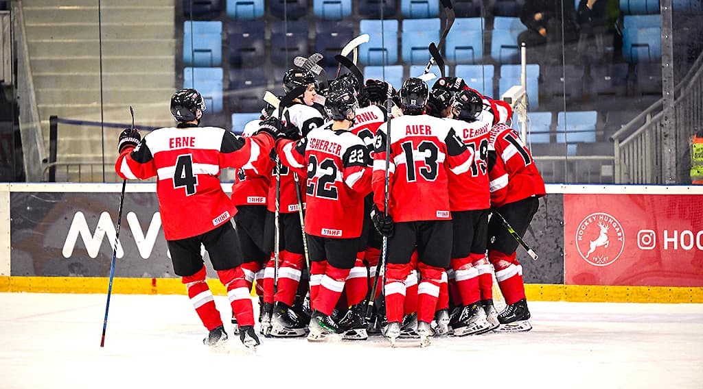 Österreichs U20-Cracks jubeln über den zweiten Sieg im zweiten WM-Spiel - Copyright: HIHF/David Voros