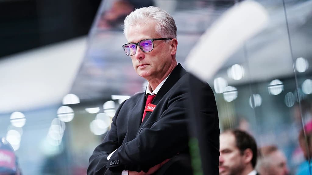 Primetime für den Head Coach. Die Mission WM 2024 ist für Roger Bader voll im Gange - Copyright: ÖEHV/Agentur DIENER/Eva Manhart