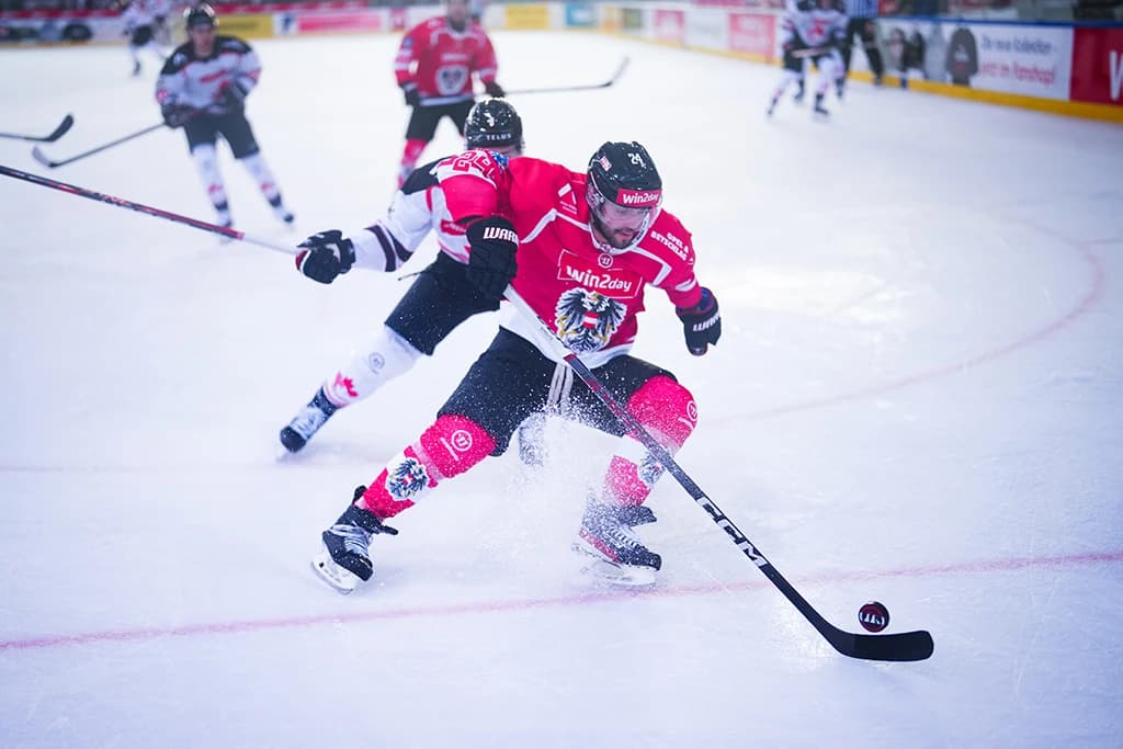 Im letzten Test vor der WM musste sich Österreich Kanada in Wien 1:5 beugen. Auf dem Foto: Steven Strong - Copyright: ÖEHV/Agentur DIENER/Eva Manhart