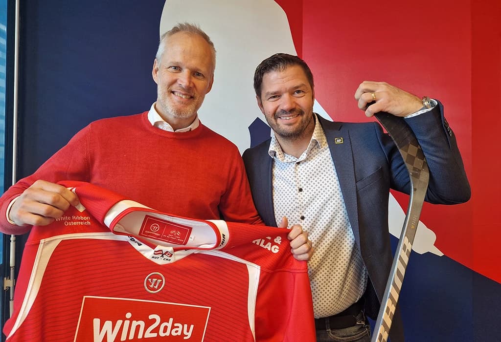 Eishockey pur auf 88.6! Auf dem Foto: Bernhard Friedrich mit Günther Zögernitz - Copyright: ÖEHV