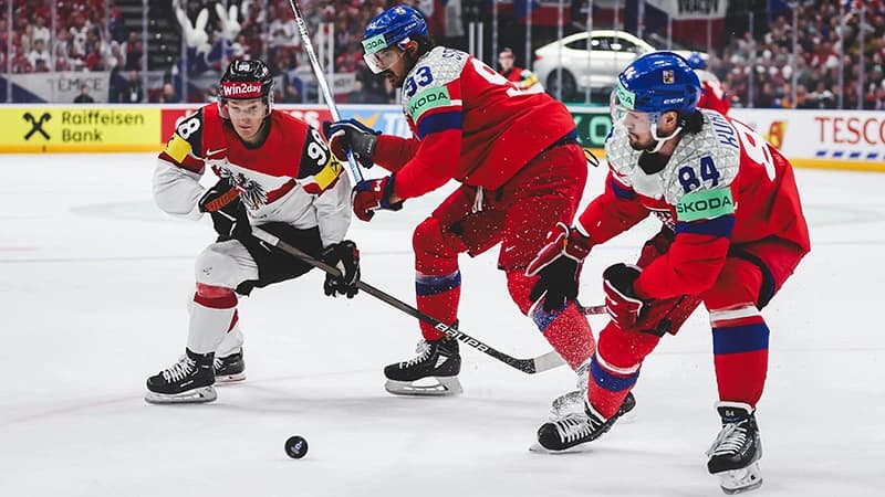Benjamin Baumgartner bei der WM 2024 im Duell mit Tomas Kundratek (r.) und Matej Stransky (m.) - Copyright: GEPA pictures/Daniel Götzhaber