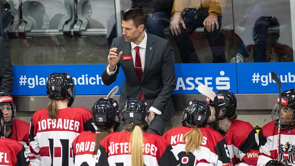 Eingespieltes Team: Alexander Bröms arbeitet seit drei Jahren als Head Coach mit dem Damen-Nationalteam zusammen - Copyright: Nicolas Zangerle/NZ-Photos