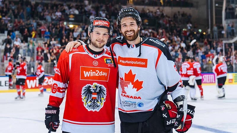 Dominic Zwerger gemeinsam mit Brendan Perlini beim Testspiel Österreich vs. Kanada am 4. Mai 2025 in Wien - Copyright: GEPA pictures/Kevin Hackner
