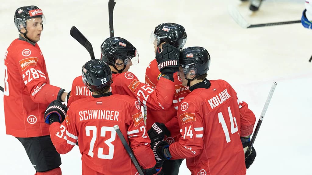2:0-Torschütze Leon Kolarik umzingelt von seinen Teamkollegen - Copyright: ÖEHV/Nicolas Zangerle/NZ-Photos