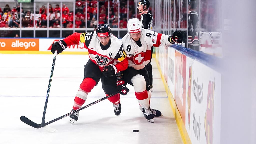 Bernd Wolf battles for the puck with Simon Knak (Photo: GEPA/Matic Klansek)