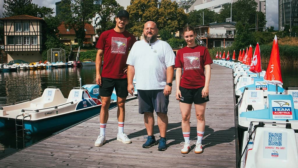 Dominic Hackl (left) and Davina Falmbigl (right) with Eppel Boote Managing Director Werner Ahammer (Photo: ÖEHV)