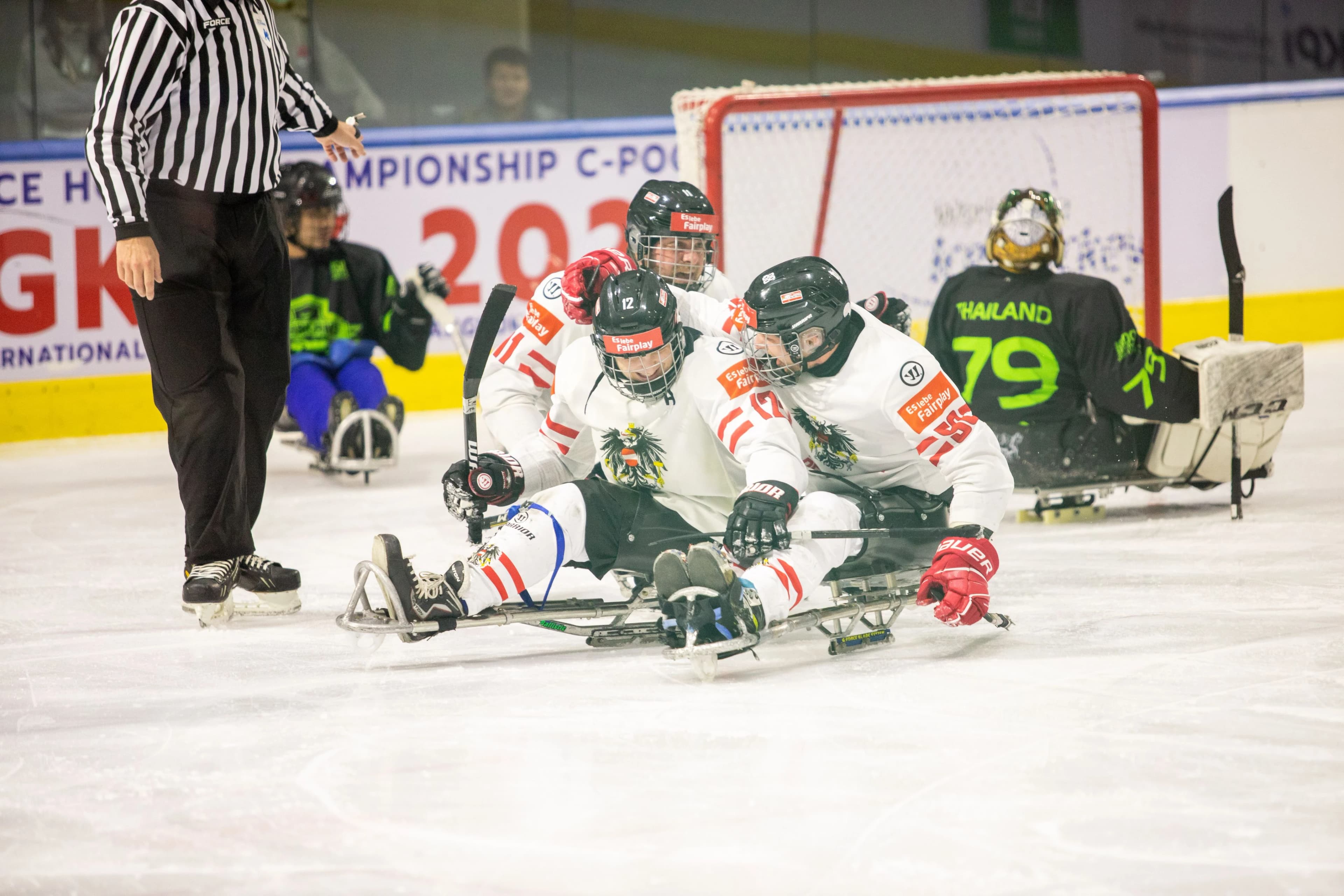 Drei Para-Eishockey-Spieler von Österreich beim Torjubel.