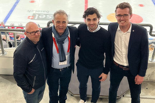 Omar Lüthi, Senior Manager Youth Sport, SIHF, Markus Graf, Director Education, Member of the Executive Board, SIHF, gemeinsam mit Florian Mühlstein und Timo Gless