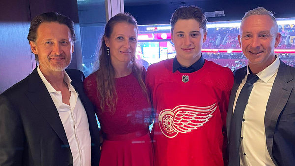 Bild-Info: Marco Kasper, sein Agent Patrick Pilloni und seine Eltern beim NHL Draft 2022. Copyright: Privat